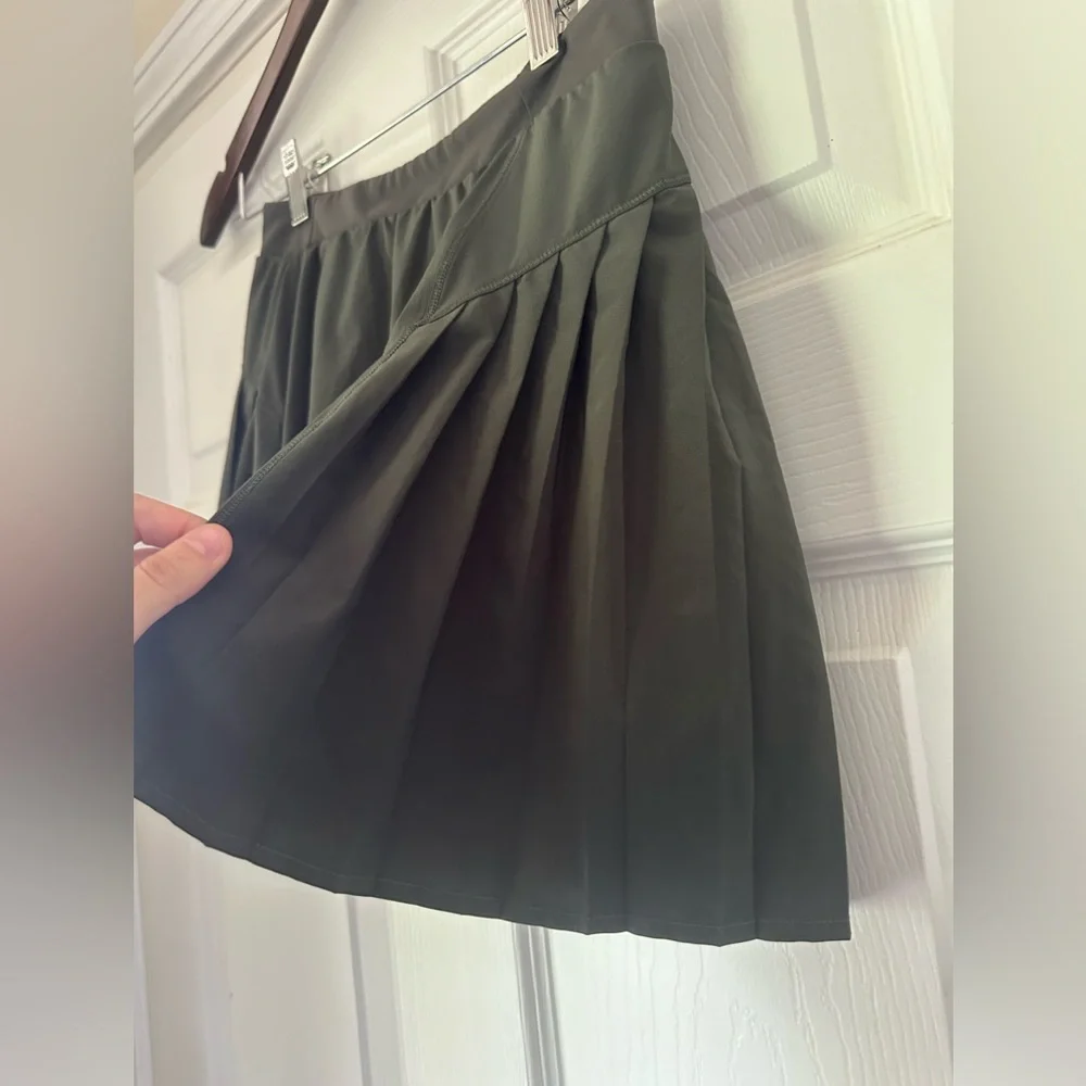NWOT SPANX Get Moving Pleated Skort in Palm Green - Picture 4 of 6